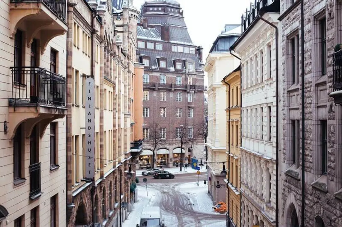 Neighbourhood street and local community setting